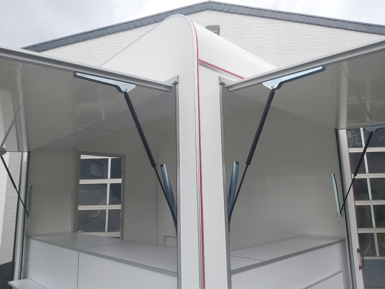 Verkaufsanhänger VK 302 200 aero retro 300cm 2 Verkaufsklappen Multi Theke 230V PVC Boden (M) 1300kg - Remorque magasin: photos 2 Verkaufsanhänger VK 302 200 aero retro 300cm 2 Verkaufsklappen Multi Theke 230V PVC Boden (M) 1300kg - Remorque magasin: photos 2