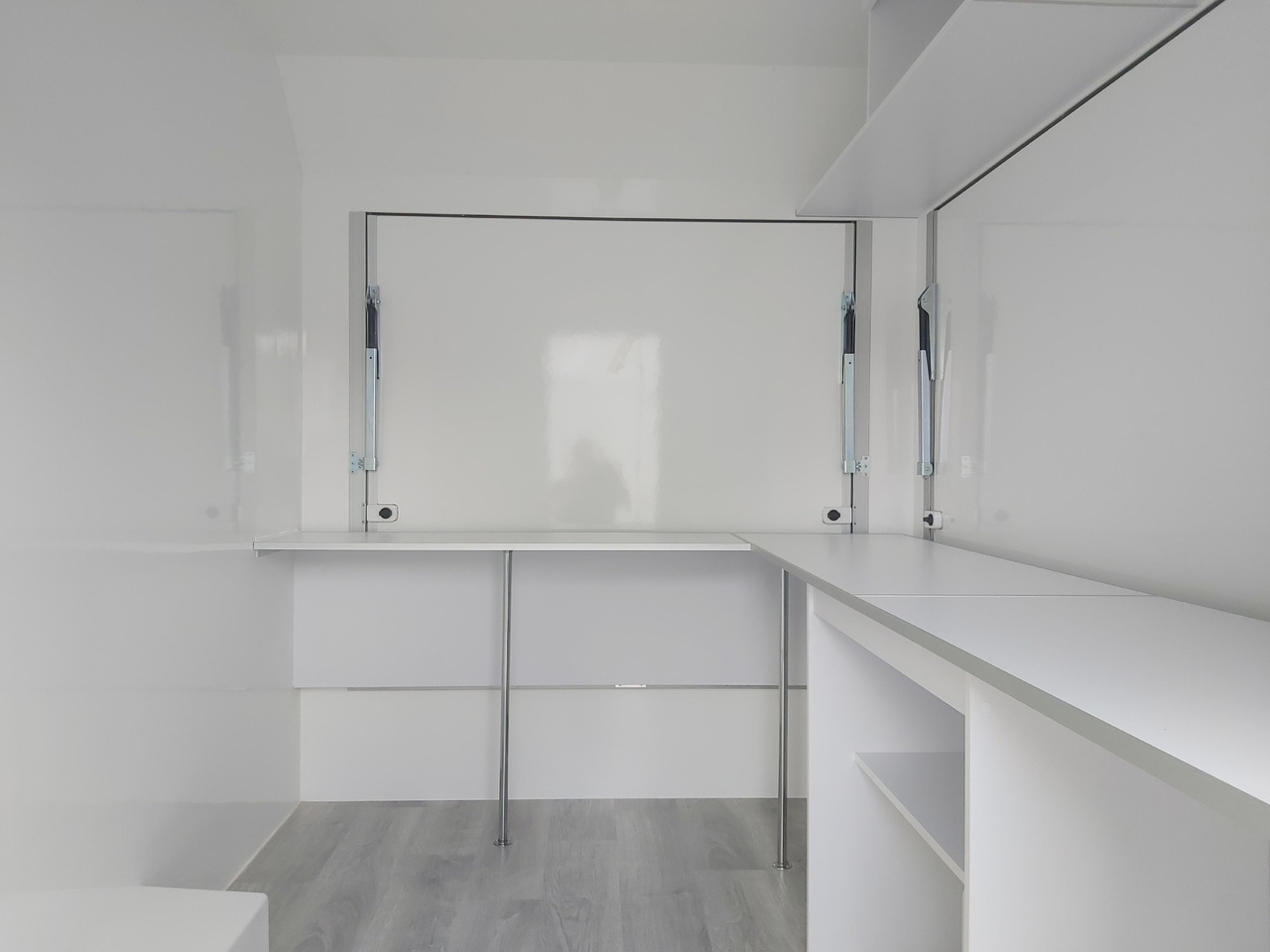 Verkaufsanhänger VK 302 200 aero retro 300cm 2 Verkaufsklappen Multi Theke 230V PVC Boden (M) 1300kg - Remorque magasin: photos 5 Verkaufsanhänger VK 302 200 aero retro 300cm 2 Verkaufsklappen Multi Theke 230V PVC Boden (M) 1300kg - Remorque magasin: photos 5