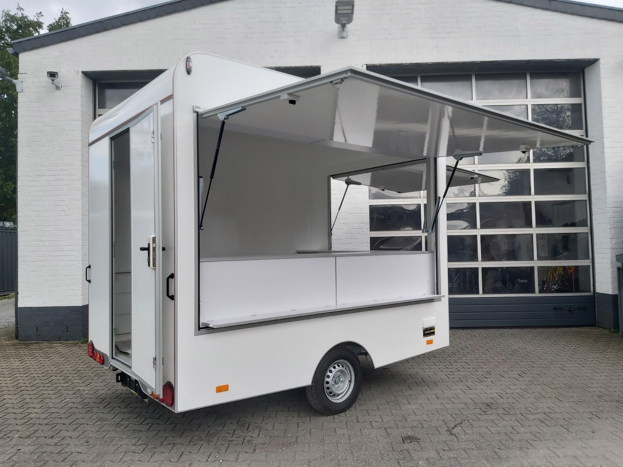 Verkaufsanhänger VK 302 200 aero retro 300cm 2 Verkaufsklappen Multi Theke 230V PVC Boden (M) 1300kg - Remorque magasin: photos 4 Verkaufsanhänger VK 302 200 aero retro 300cm 2 Verkaufsklappen Multi Theke 230V PVC Boden (M) 1300kg - Remorque magasin: photos 4