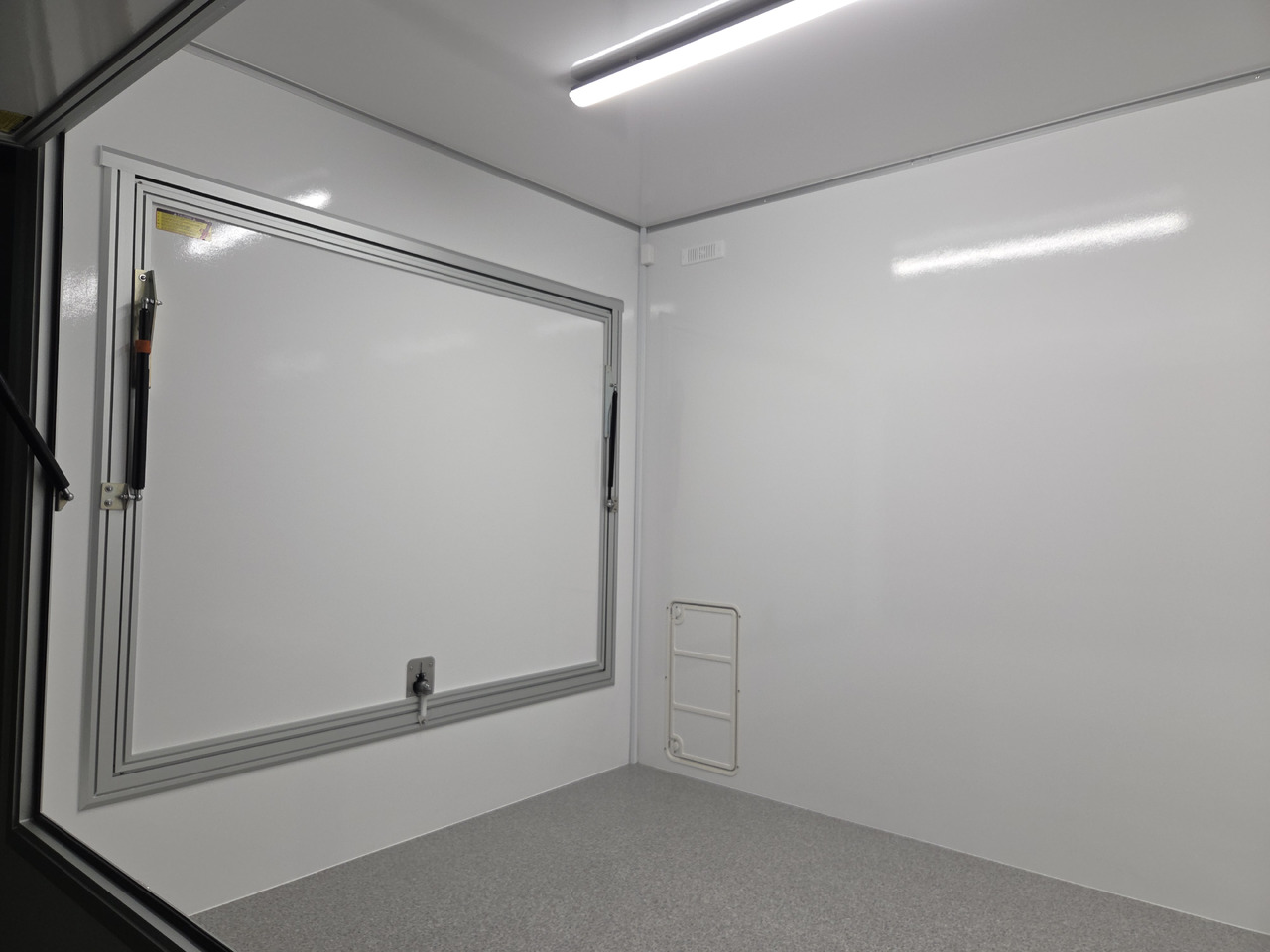 Verkaufsanhänger VKH 623 220 aero retro 620x220x230cm 230V Licht 3000kg - Remorque magasin: photos 5 Verkaufsanhänger VKH 623 220 aero retro 620x220x230cm 230V Licht 3000kg - Remorque magasin: photos 5