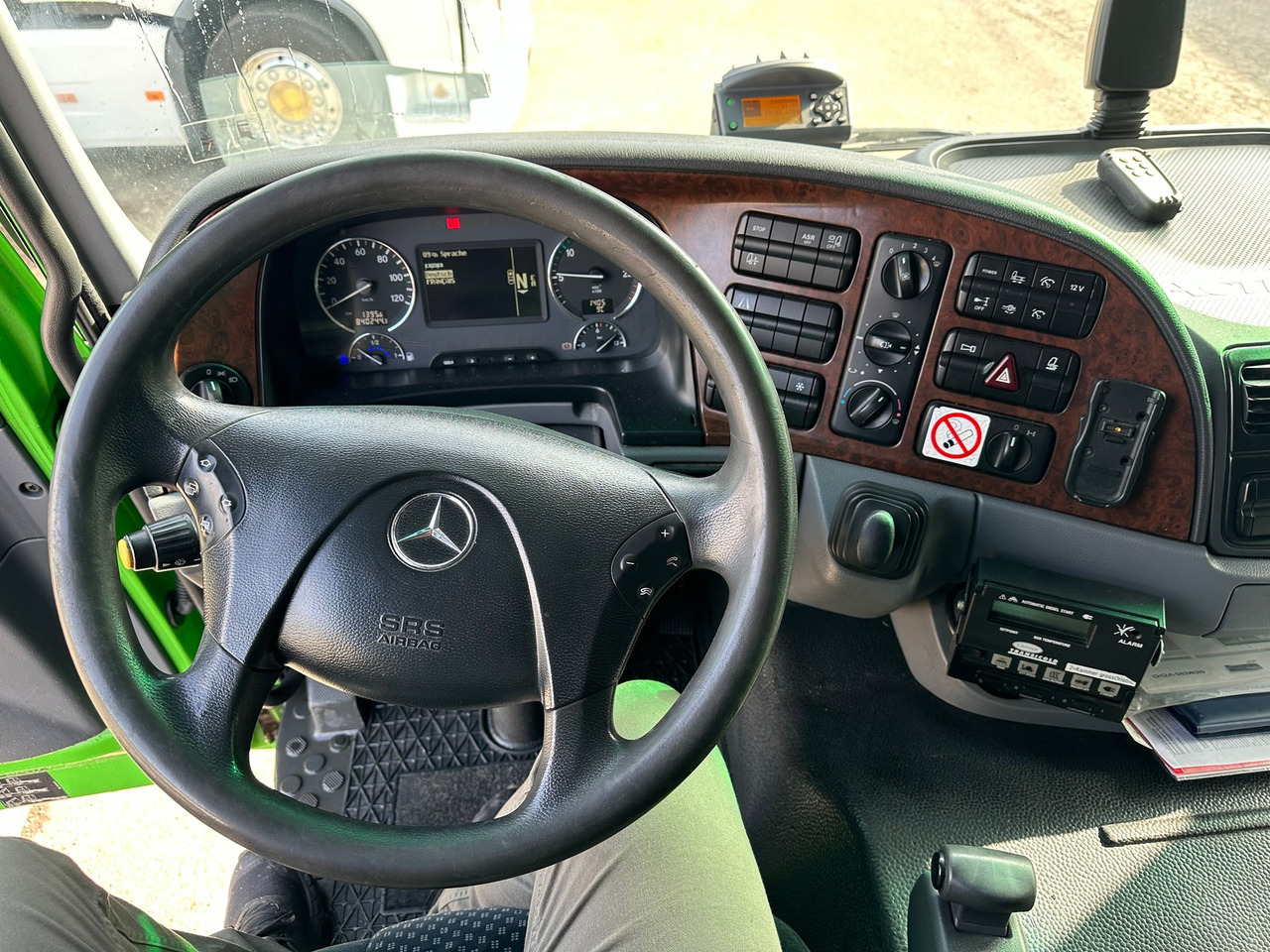 Photo d'intérieur 1: Camion frigorifique MERCEDES-BENZ Actros 18.36 Kühler Hebebühne