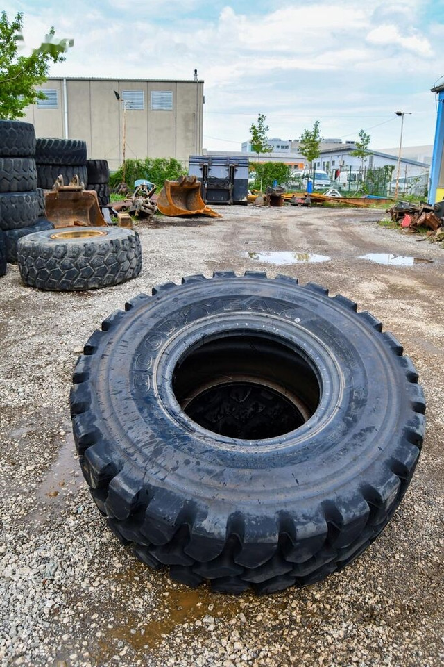 Goodyear 20.5R25 - Roue complète: photos 2 Goodyear 20.5R25 - Roue complète: photos 2