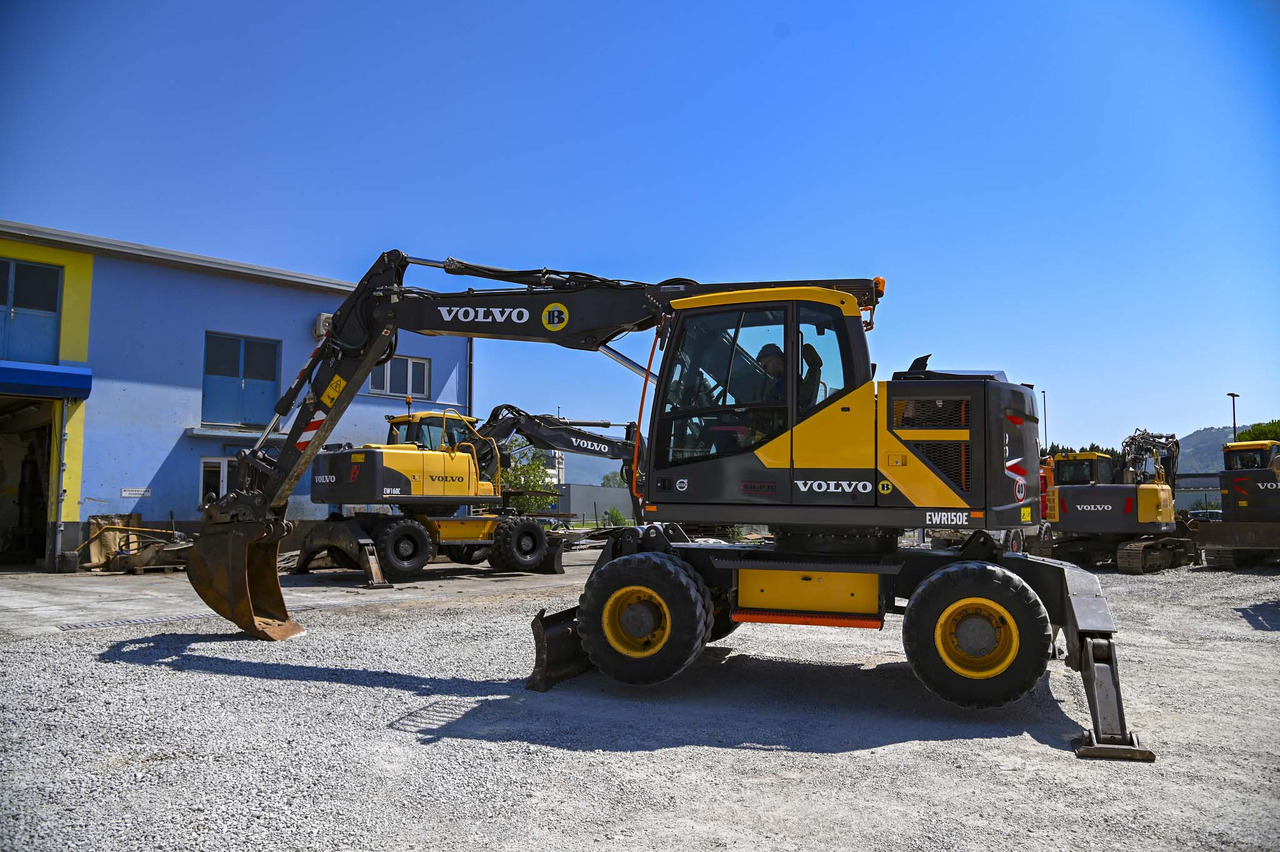 VOLVO EWR150E - Pelle sur pneus: photos 3 VOLVO EWR150E - Pelle sur pneus: photos 3