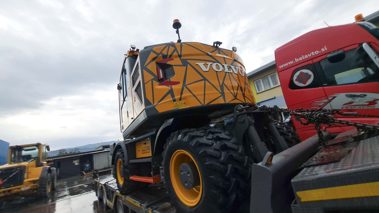 VOLVO EWR150E - Pelle sur pneus: photos 4 VOLVO EWR150E - Pelle sur pneus: photos 4