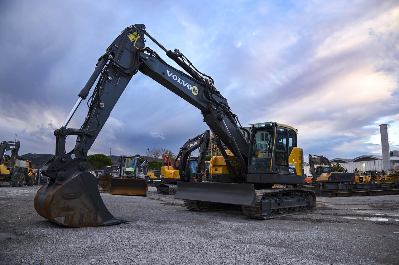 Volvo ECR235EL - Pelle sur chenille: photos 1 Volvo ECR235EL - Pelle sur chenille: photos 1