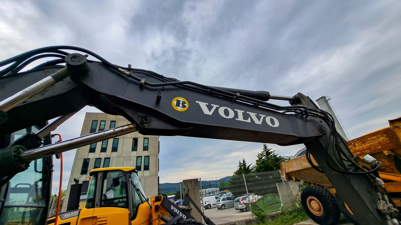 Volvo boom arm 14693314 Volvo EWR150E - Flèche pour Pelle: photos 1 Volvo boom arm 14693314 Volvo EWR150E - Flèche pour Pelle: photos 1
