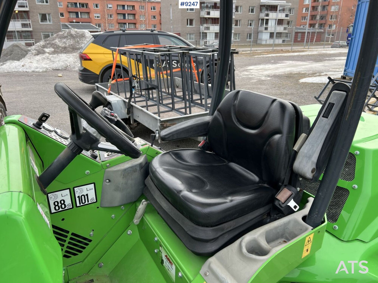 Avant 745 tool carrier with attachments (VIDEO) - Valet de ferme: photos 5 Avant 745 tool carrier with attachments (VIDEO) - Valet de ferme: photos 5