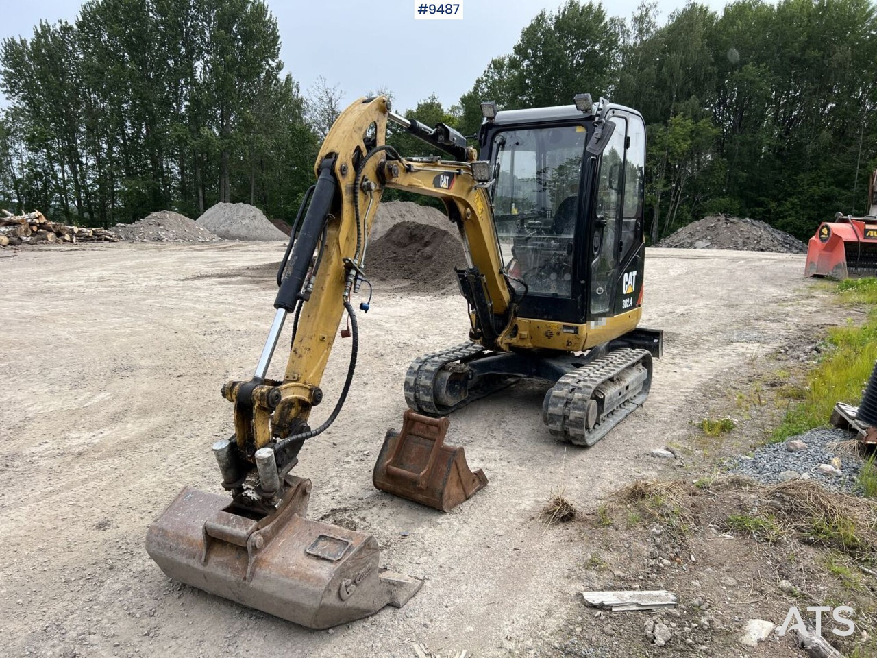 CAT 302,4D Mini excavator with attachments - Mini pelle: photos 1 CAT 302,4D Mini excavator with attachments - Mini pelle: photos 1