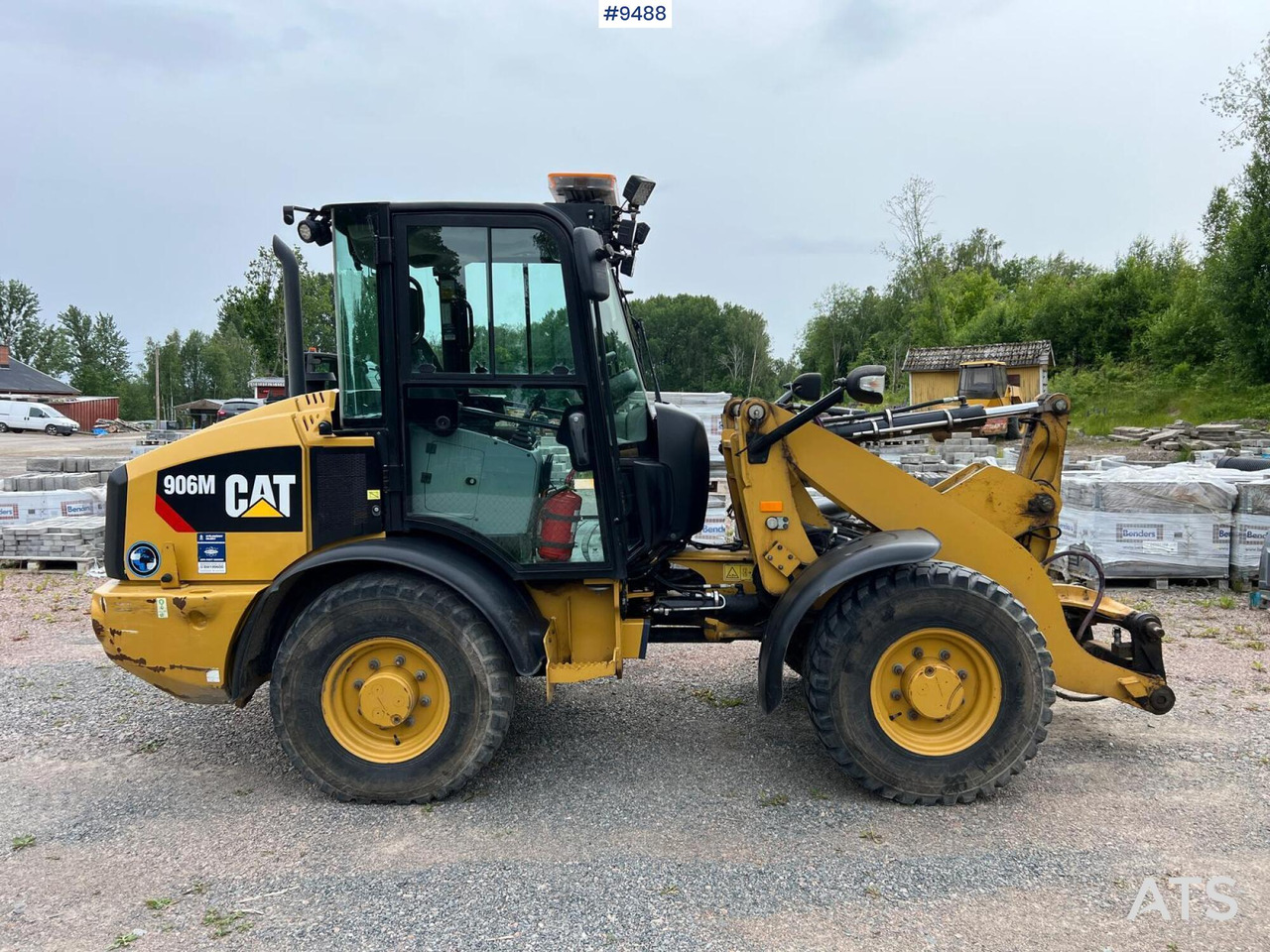 CAT 906 M with several tools - Chargeuse sur pneus: photos 2 CAT 906 M with several tools - Chargeuse sur pneus: photos 2