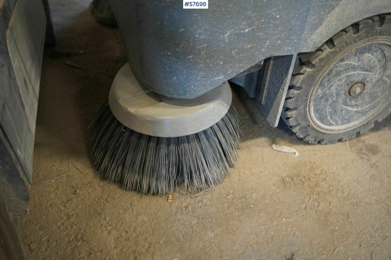 Balayeuse de voirie Cleaning machine Nilfisk CR1200 rep.object: photos 6