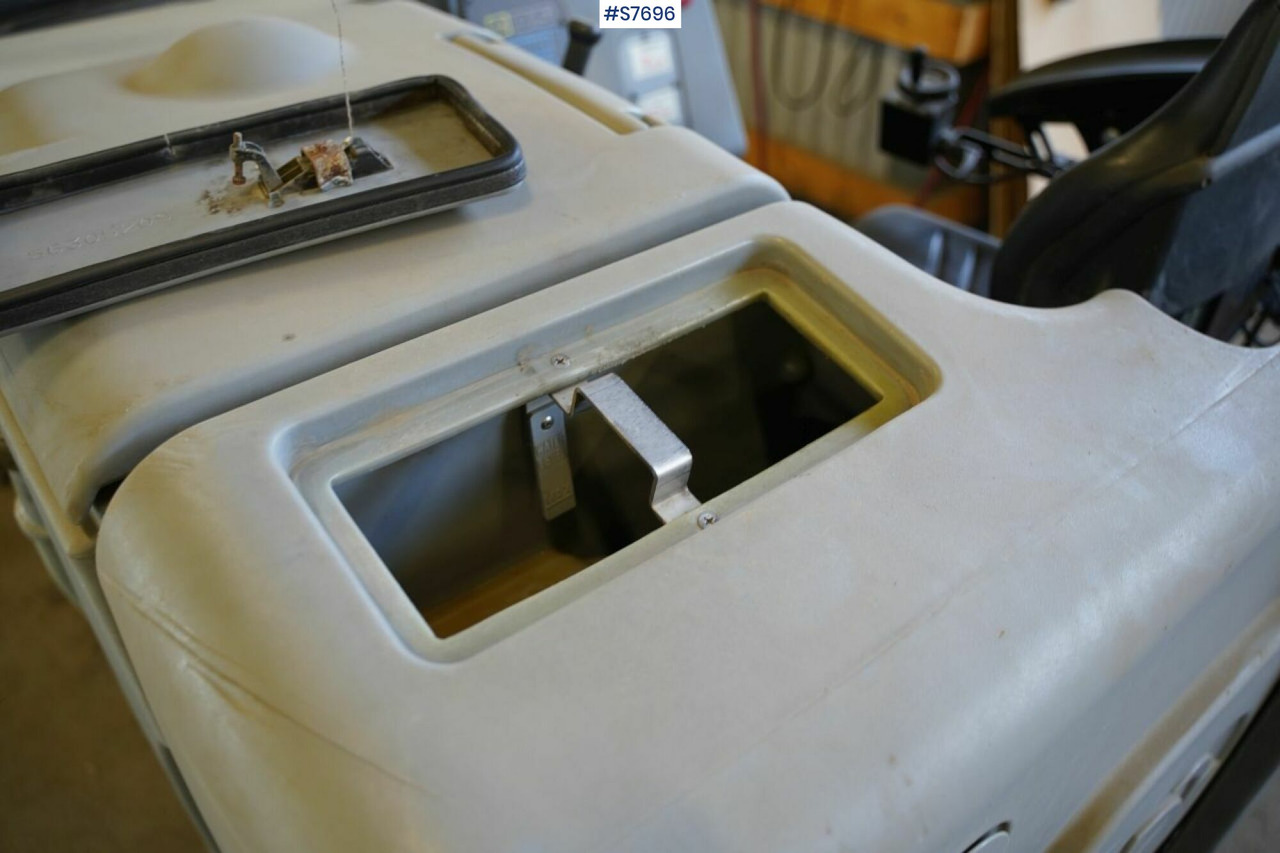Balayeuse de voirie Cleaning machine Nilfisk CR1200 rep.object: photos 16
