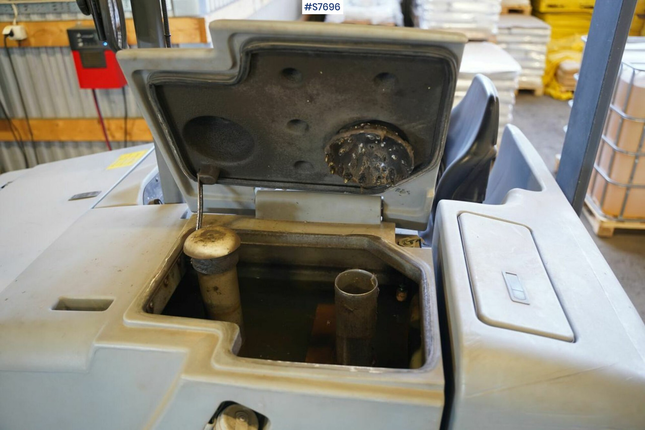 Balayeuse de voirie Cleaning machine Nilfisk CR1200 rep.object: photos 14