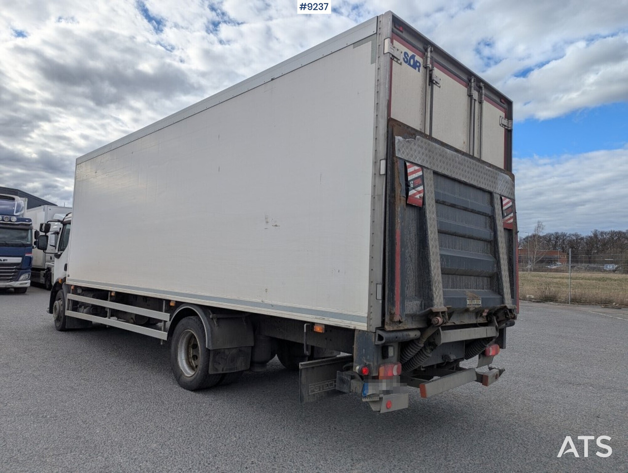 Refrigerated Box truck Volvo FL 260 4X2 with tail lift (SEE VIDEO) - Camion frigorifique: photos 3 Refrigerated Box truck Volvo FL 260 4X2 with tail lift (SEE VIDEO) - Camion frigorifique: photos 3