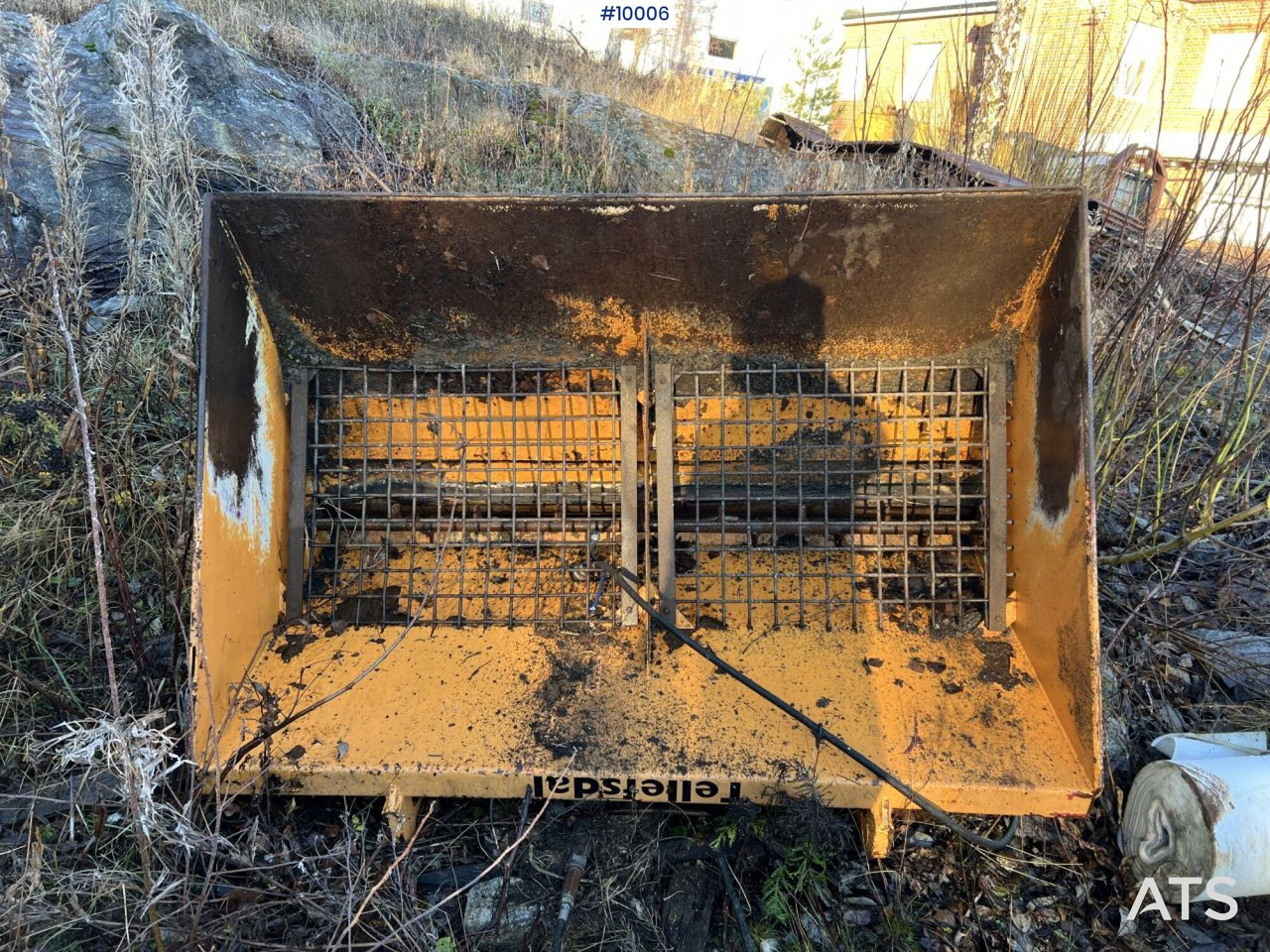 Tellefsdal sand spreader bucket - Epandeur de sable: photos 2 Tellefsdal sand spreader bucket - Epandeur de sable: photos 2