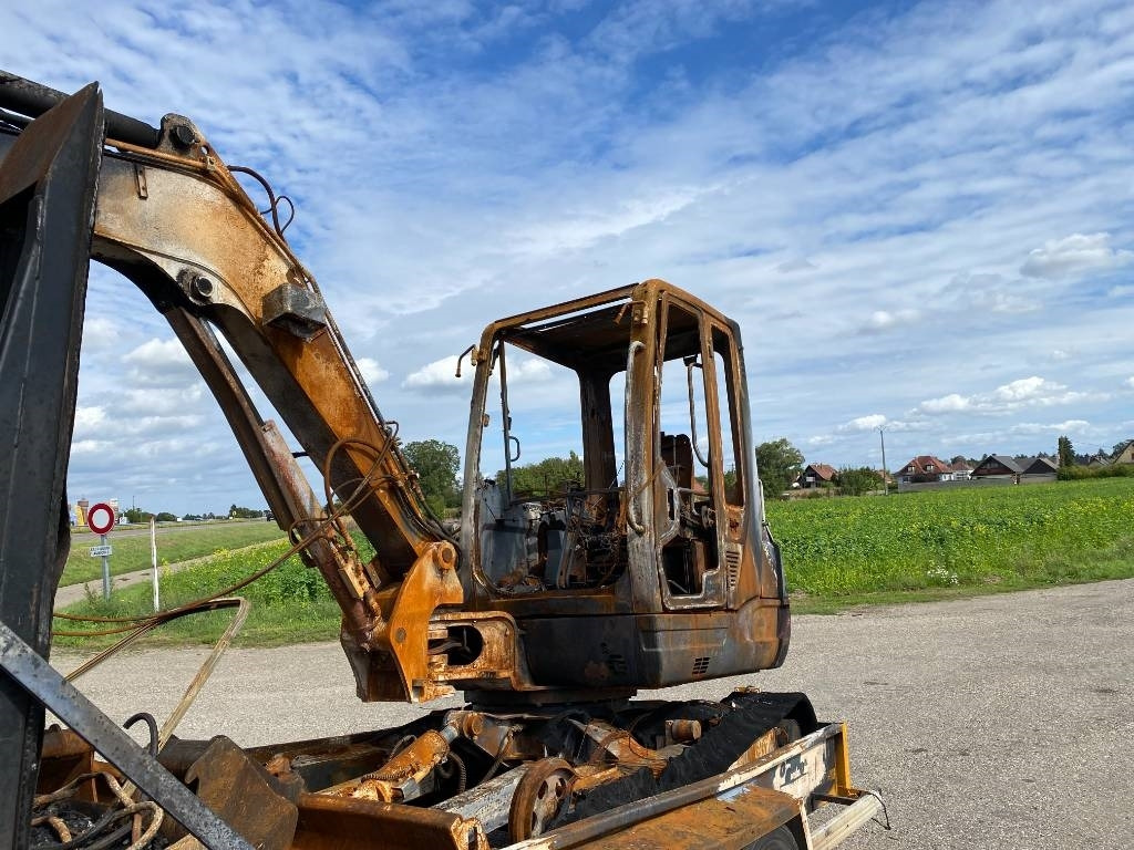 Takeuchi TB 250 + Brise roche et Godets endommagée  - Mini pelle: photos 5 Takeuchi TB 250 + Brise roche et Godets endommagée  - Mini pelle: photos 5