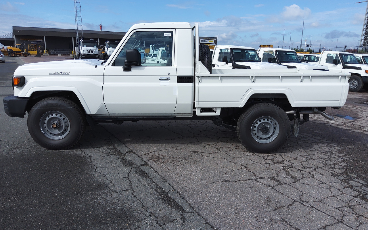 Toyota Land cruiser 79 hzj 79 single cab 4.2L Diesel Manual FACELIFT DIFF LOCK+FREEWHEEL HUB - Pick-up: photos 5 Toyota Land cruiser 79 hzj 79 single cab 4.2L Diesel Manual FACELIFT DIFF LOCK+FREEWHEEL HUB - Pick-up: photos 5