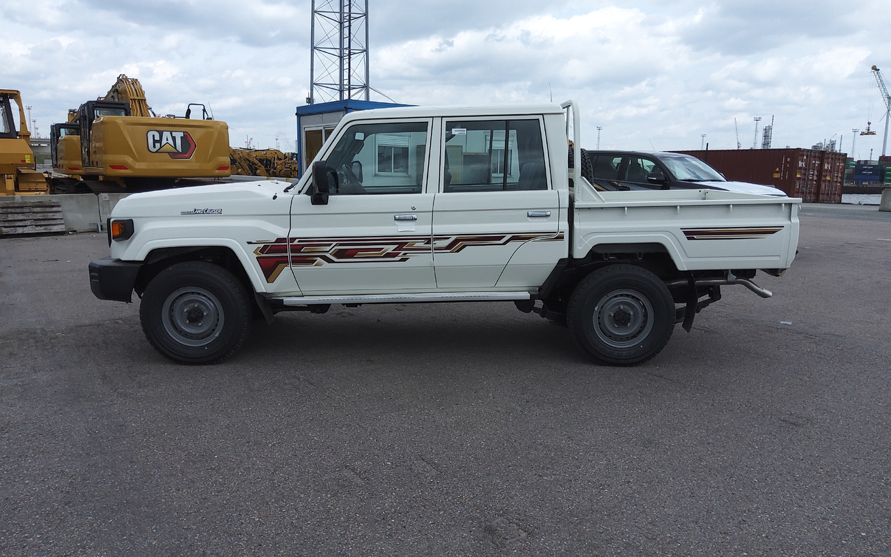 Toyota Toyota Land cruiser 79 grj double cabin 4.0L Petrol Manual 5 SEATS/PLACES - Pick-up: photos 5 Toyota Toyota Land cruiser 79 grj double cabin 4.0L Petrol Manual 5 SEATS/PLACES - Pick-up: photos 5