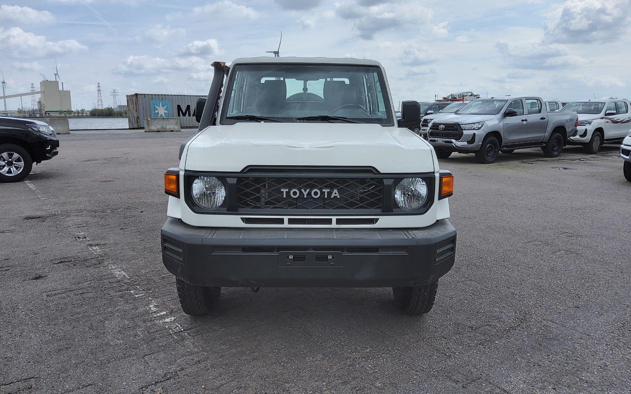 Toyota Toyota Land cruiser 79 grj double cabin 4.0L Petrol Manual 5 SEATS/PLACES - Pick-up: photos 4 Toyota Toyota Land cruiser 79 grj double cabin 4.0L Petrol Manual 5 SEATS/PLACES - Pick-up: photos 4