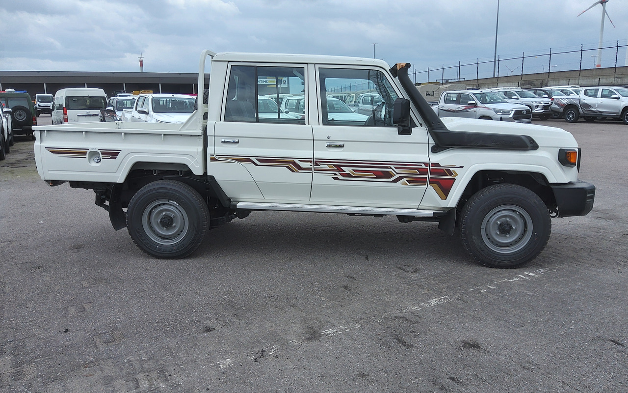 Toyota Toyota Land cruiser 79 grj double cabin 4.0L Petrol Manual 5 SEATS/PLACES - Pick-up: photos 2 Toyota Toyota Land cruiser 79 grj double cabin 4.0L Petrol Manual 5 SEATS/PLACES - Pick-up: photos 2
