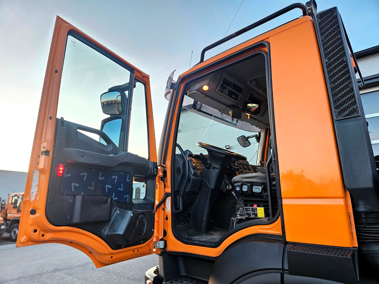 Camion benne, Camion grue Iveco Trakker 410 6x4-4 EEV Palfinger PK12502 Funk: photos 25