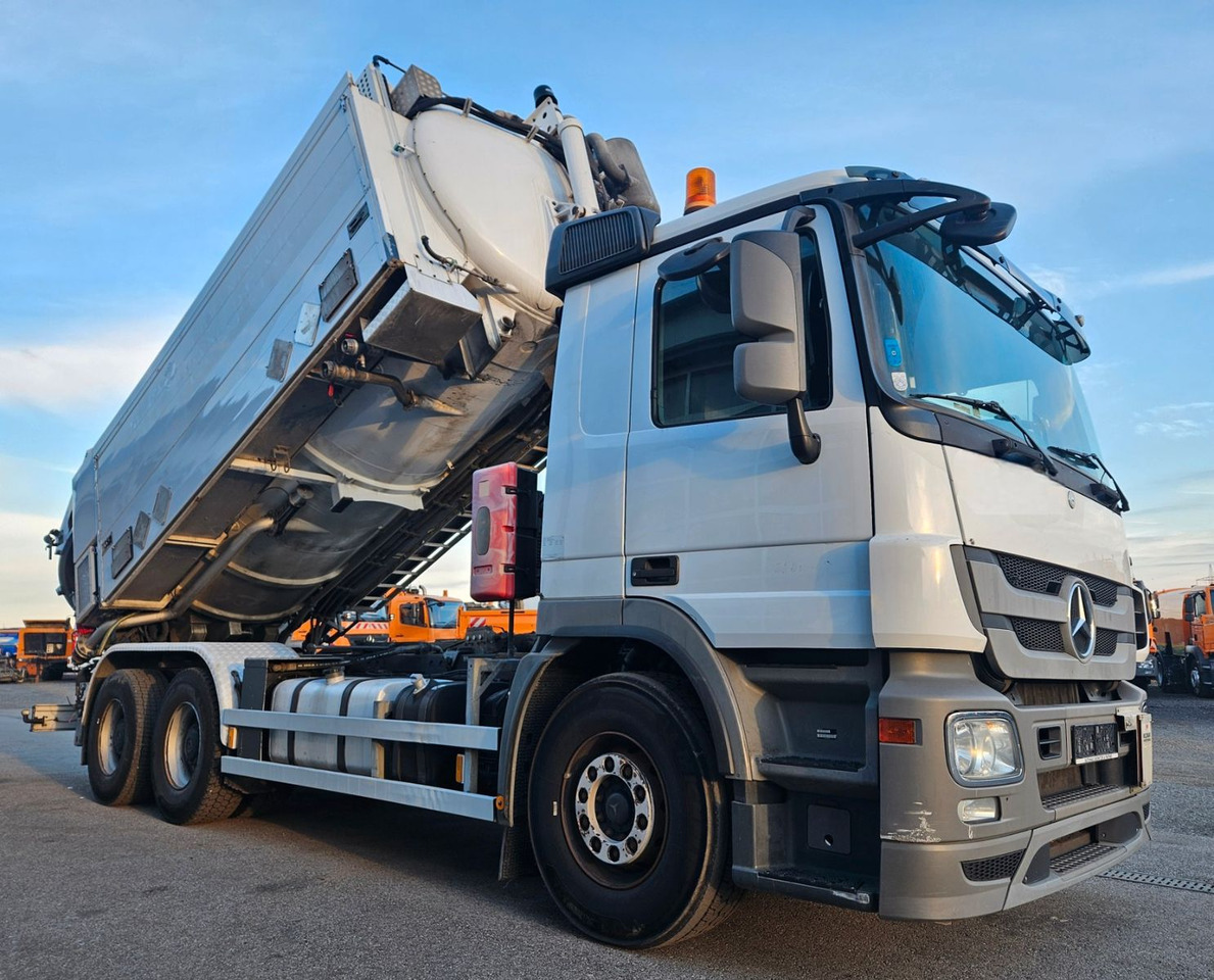 Mercedes-Benz ACTROS 2641 HOLZMANN Tankreiniger Saug-Druck ADR - Camion hydrocureur: photos 5 Mercedes-Benz ACTROS 2641 HOLZMANN Tankreiniger Saug-Druck ADR - Camion hydrocureur: photos 5