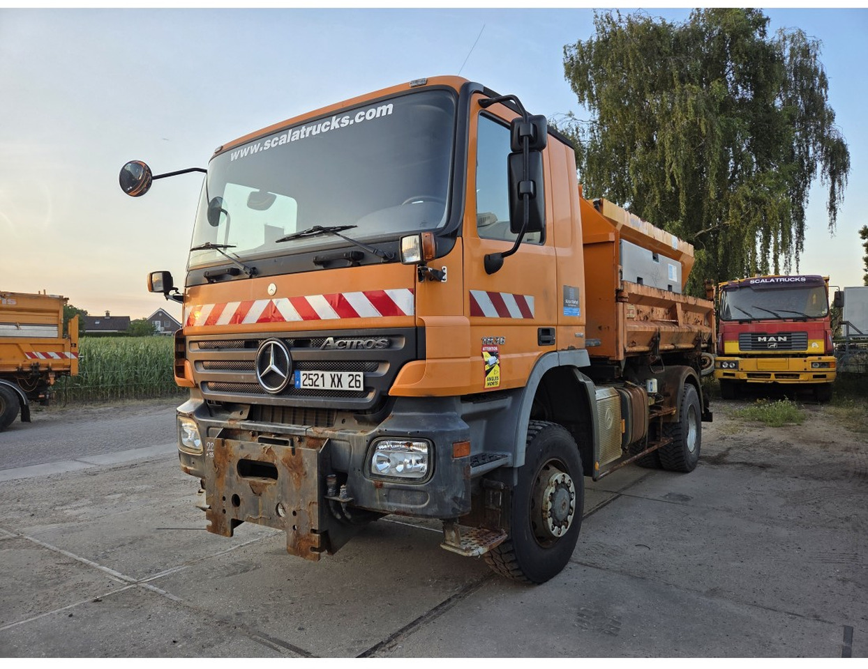 MERCEDES ACTROS 1836 4X4 TIPPER possible to buy with salt spreader - Camion benne: photos 1 MERCEDES ACTROS 1836 4X4 TIPPER possible to buy with salt spreader - Camion benne: photos 1