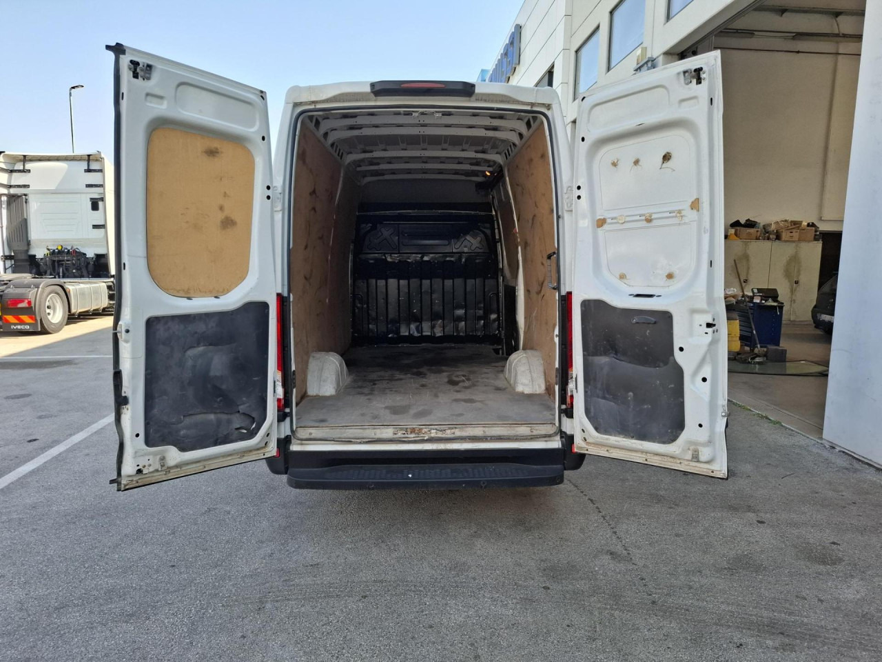 IVECO Daily 35S14V - Transport de personnes: photos 5 IVECO Daily 35S14V - Transport de personnes: photos 5