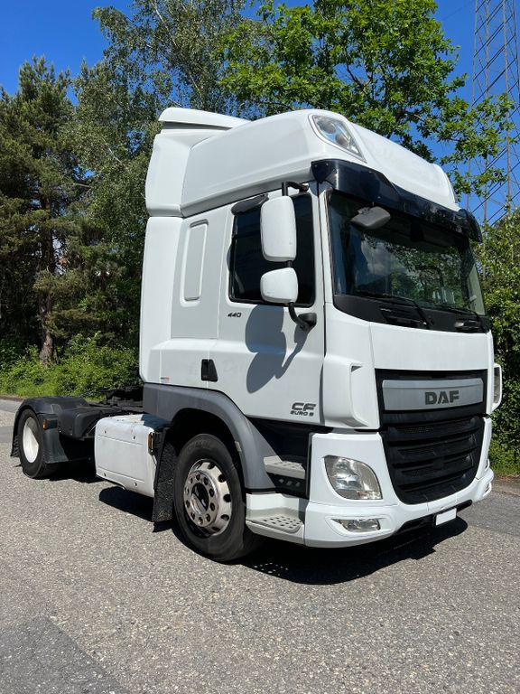 DAF CF440 FT 4x2, E6, PTO, Standklima, 10x - Tracteur routier: photos 1 DAF CF440 FT 4x2, E6, PTO, Standklima, 10x - Tracteur routier: photos 1