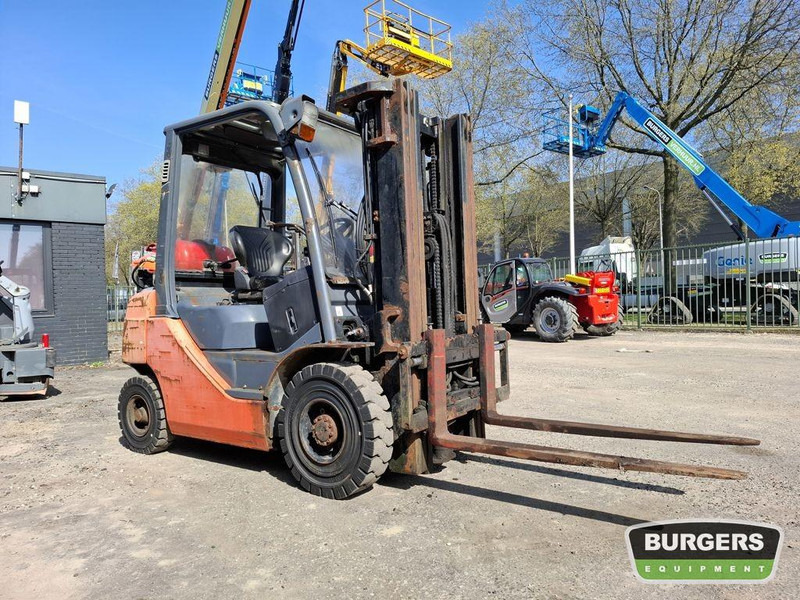 Toyota 02-8FGF20 - Chariot élévateur à gaz: photos 2 Toyota 02-8FGF20 - Chariot élévateur à gaz: photos 2