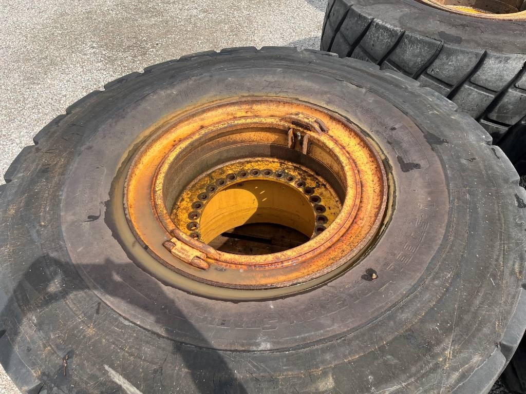 Bridgestone Regummerade 875/65R29 på Volvo L220 fälg - Roue complète: photos 4 Bridgestone Regummerade 875/65R29 på Volvo L220 fälg - Roue complète: photos 4