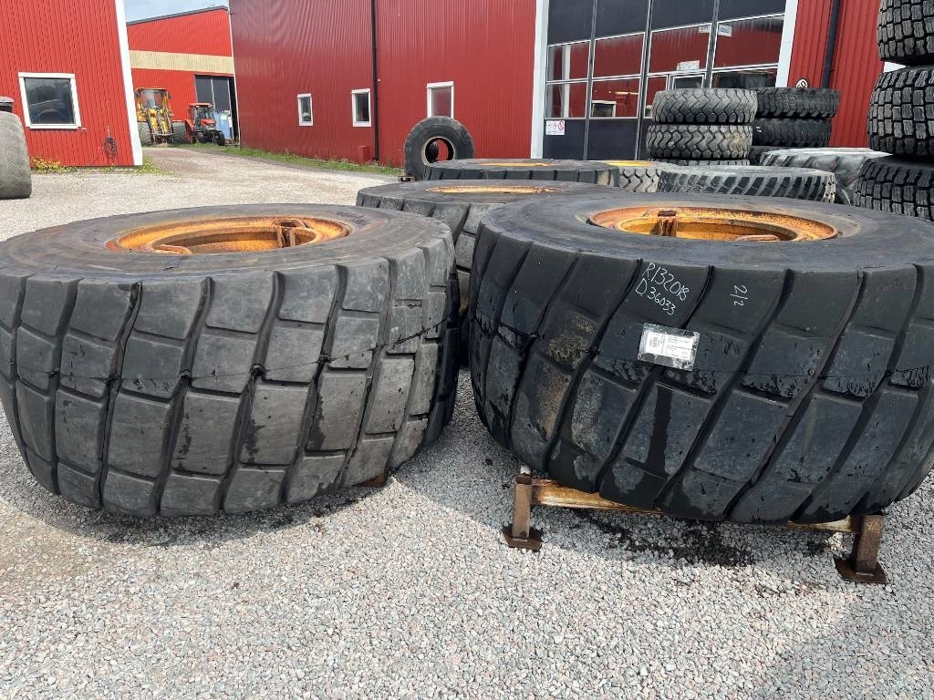 Bridgestone Regummerade 875/65R29 på Volvo L220 fälg - Roue complète: photos 2 Bridgestone Regummerade 875/65R29 på Volvo L220 fälg - Roue complète: photos 2