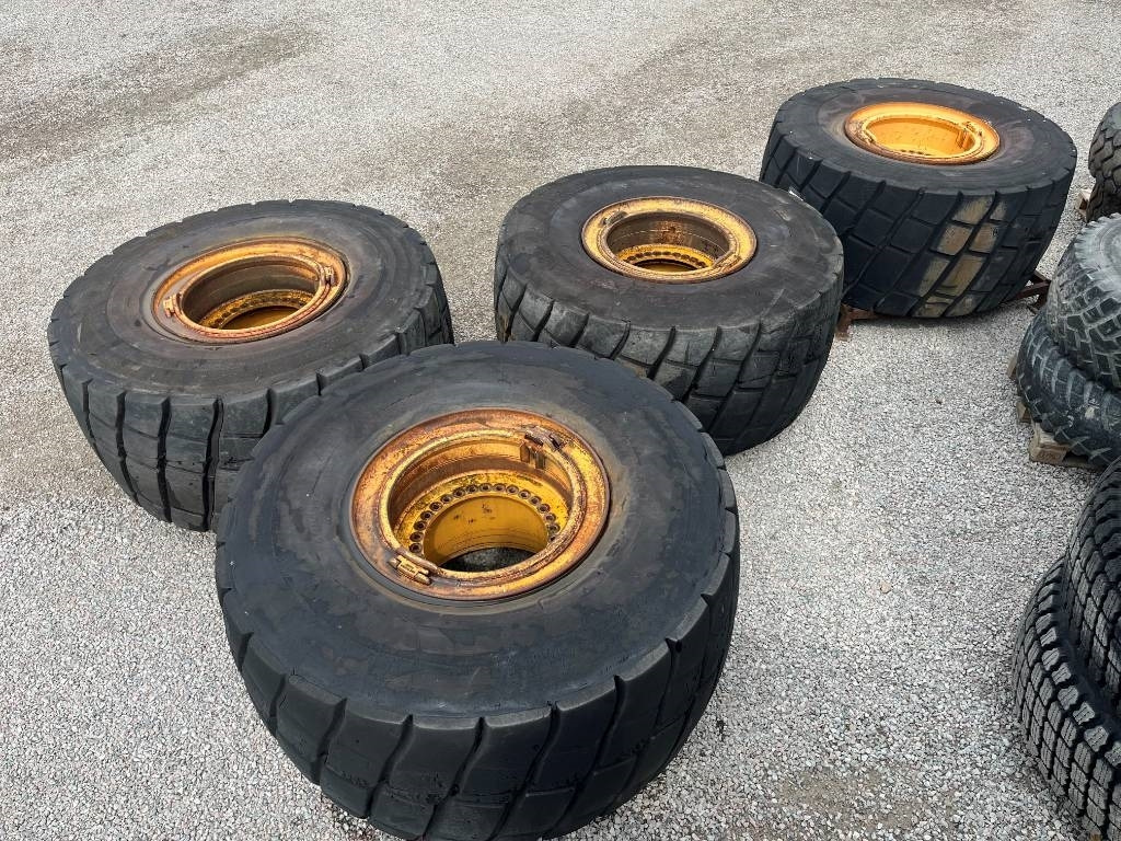 Bridgestone Regummerade 875/65R29 på Volvo L220 fälg - Roue complète: photos 1 Bridgestone Regummerade 875/65R29 på Volvo L220 fälg - Roue complète: photos 1