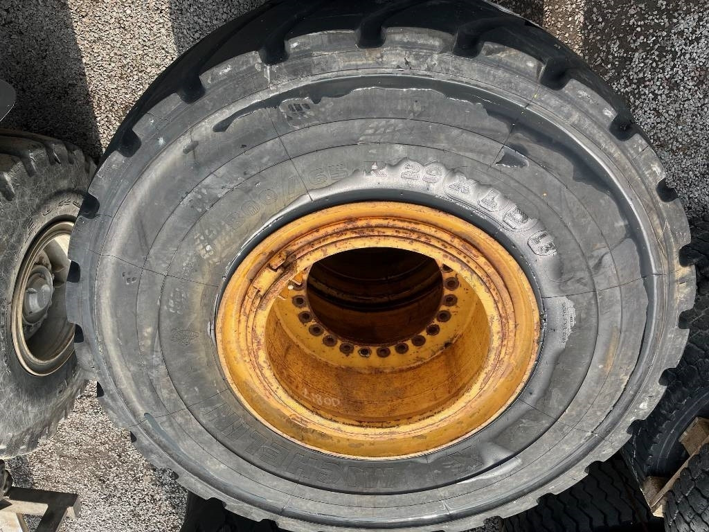 Michelin 800/65R29 XLD Volvo L150 L180 - Roue complète: photos 5 Michelin 800/65R29 XLD Volvo L150 L180 - Roue complète: photos 5