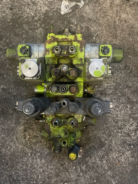 Claas Dominator - Rozdzielacz Hydrauliczny - Sekcja Manualna - Valve hydraulique pour Machine agricole: photos 1 Claas Dominator - Rozdzielacz Hydrauliczny - Sekcja Manualna - Valve hydraulique pour Machine agricole: photos 1