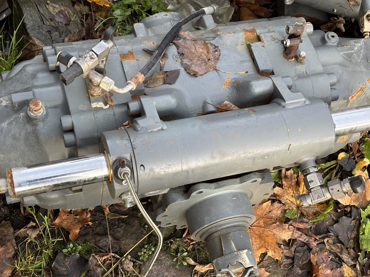 Claas Scorpion 635 Centralna Środkowa Obudowa Osi Przedniej 0019242110 00 1924 211 0 - Essieu avant pour Tracteur agricole: photos 2 Claas Scorpion 635 Centralna Środkowa Obudowa Osi Przedniej 0019242110 00 1924 211 0 - Essieu avant pour Tracteur agricole: photos 2