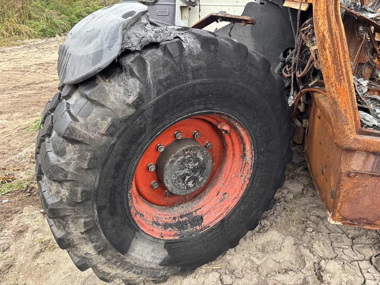 Claas Scorpion 7050 Felga 24XDW16L 24 X DW 16 L 10 szpilek - Jante pour Machine agricole: photos 1 Claas Scorpion 7050 Felga 24XDW16L 24 X DW 16 L 10 szpilek - Jante pour Machine agricole: photos 1