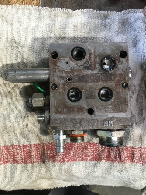 Claas Targo rozdzielacz częśc - Valve hydraulique pour Machine agricole: photos 4 Claas Targo rozdzielacz częśc - Valve hydraulique pour Machine agricole: photos 4