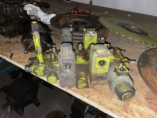 Claas mega dominator rozdzielacz hydrauliczny sekcja - Valve hydraulique pour Machine agricole: photos 1 Claas mega dominator rozdzielacz hydrauliczny sekcja - Valve hydraulique pour Machine agricole: photos 1