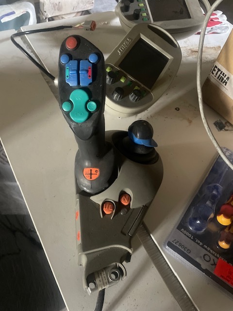 Fendt 716 818 820 Joystick bez TMS - Cabine et intérieur pour Machine agricole: photos 1 Fendt 716 818 820 Joystick bez TMS - Cabine et intérieur pour Machine agricole: photos 1