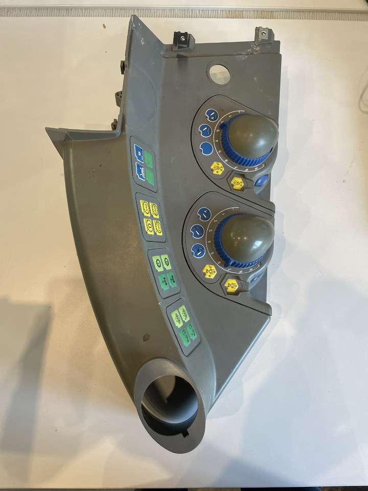 Fendt 920 -pulpit panel sterujący F718970071020 - Cabine et intérieur pour Machine agricole: photos 2 Fendt 920 -pulpit panel sterujący F718970071020 - Cabine et intérieur pour Machine agricole: photos 2