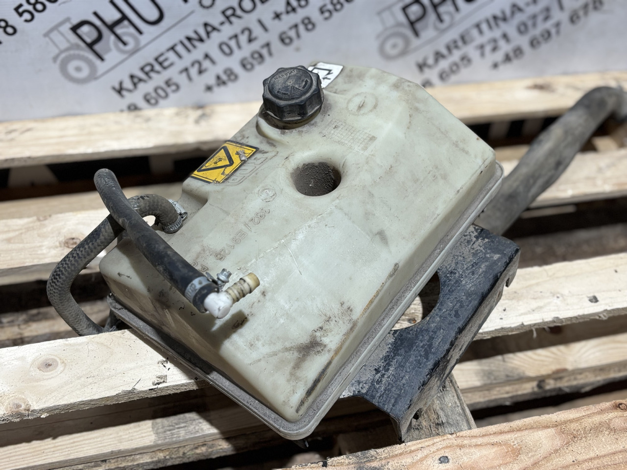 JCB 332/E9125 Zbiornik wyrównawczy płynu chłodniczego - Vase d'expansion pour Engins de chantier: photos 2 JCB 332/E9125 Zbiornik wyrównawczy płynu chłodniczego - Vase d'expansion pour Engins de chantier: photos 2