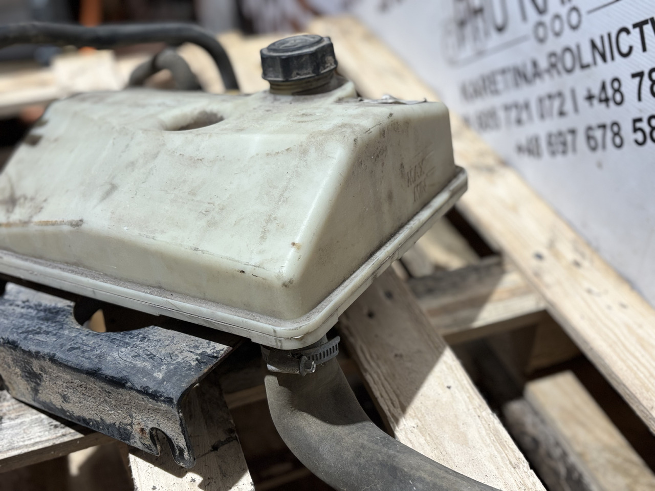 JCB 332/E9125 Zbiornik wyrównawczy płynu chłodniczego - Vase d'expansion pour Engins de chantier: photos 4 JCB 332/E9125 Zbiornik wyrównawczy płynu chłodniczego - Vase d'expansion pour Engins de chantier: photos 4