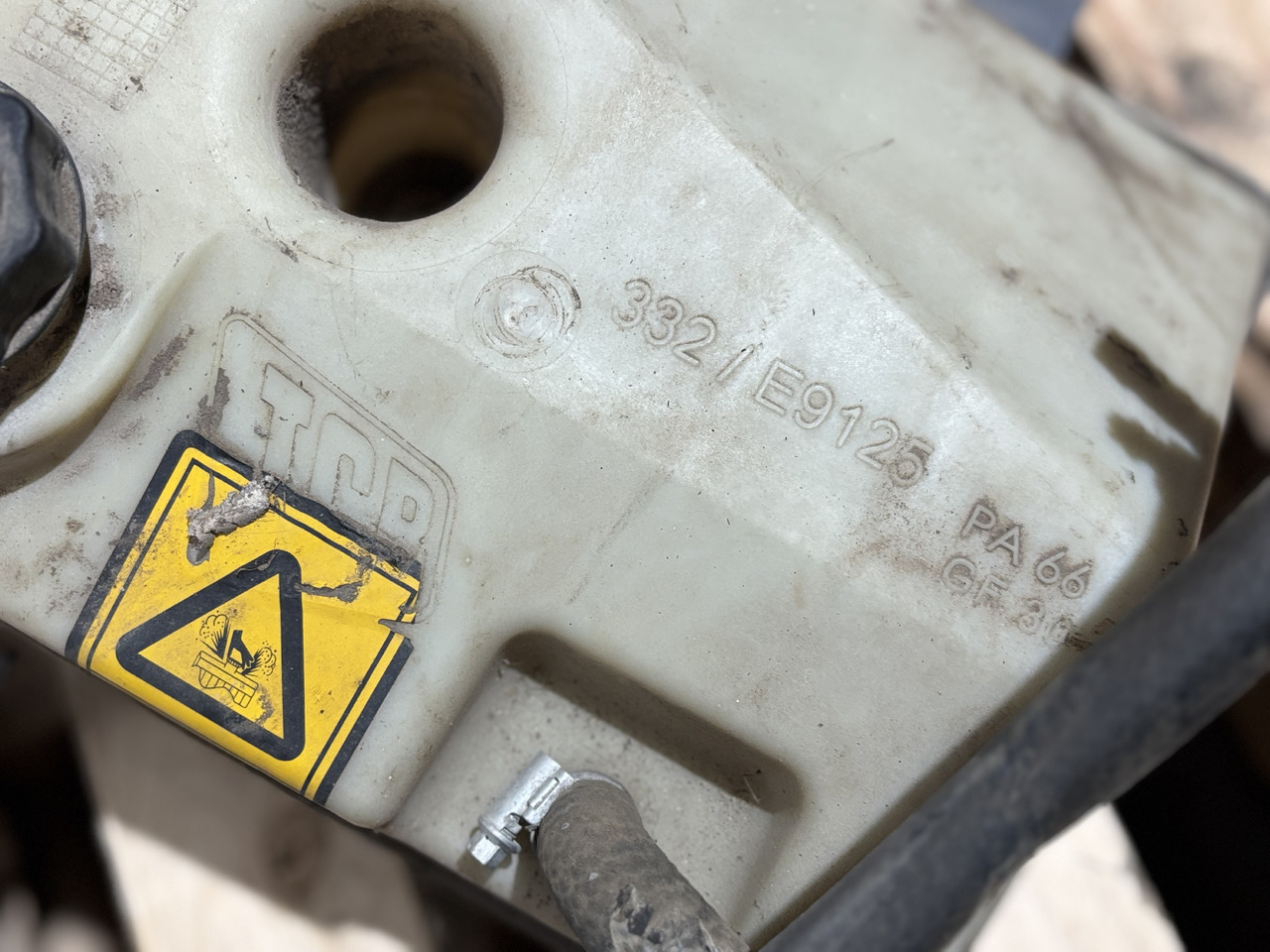 JCB 332/E9125 Zbiornik wyrównawczy płynu chłodniczego - Vase d'expansion pour Engins de chantier: photos 3 JCB 332/E9125 Zbiornik wyrównawczy płynu chłodniczego - Vase d'expansion pour Engins de chantier: photos 3