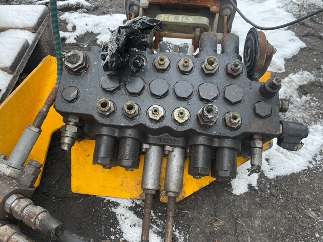 Jcb 3cx rozdzielacz hydrauliczny tylni - Valve hydraulique pour Machine agricole: photos 2 Jcb 3cx rozdzielacz hydrauliczny tylni - Valve hydraulique pour Machine agricole: photos 2