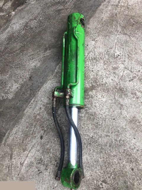 John Deere 4400 Matbro ts 270 - Siłownik Wychyłu Łyźki - Vérin hydraulique pour Machine agricole: photos 1 John Deere 4400 Matbro ts 270 - Siłownik Wychyłu Łyźki - Vérin hydraulique pour Machine agricole: photos 1