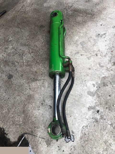 John Deere 4400 Matbro ts 270 - Siłownik Wychyłu Łyźki - Vérin hydraulique pour Machine agricole: photos 4 John Deere 4400 Matbro ts 270 - Siłownik Wychyłu Łyźki - Vérin hydraulique pour Machine agricole: photos 4