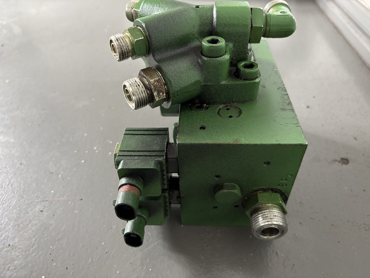 John Deere 6010 6110 6210 6310 6410 Blok Zaworowy TLS AL116954 - Valve hydraulique pour Machine agricole: photos 3 John Deere 6010 6110 6210 6310 6410 Blok Zaworowy TLS AL116954 - Valve hydraulique pour Machine agricole: photos 3