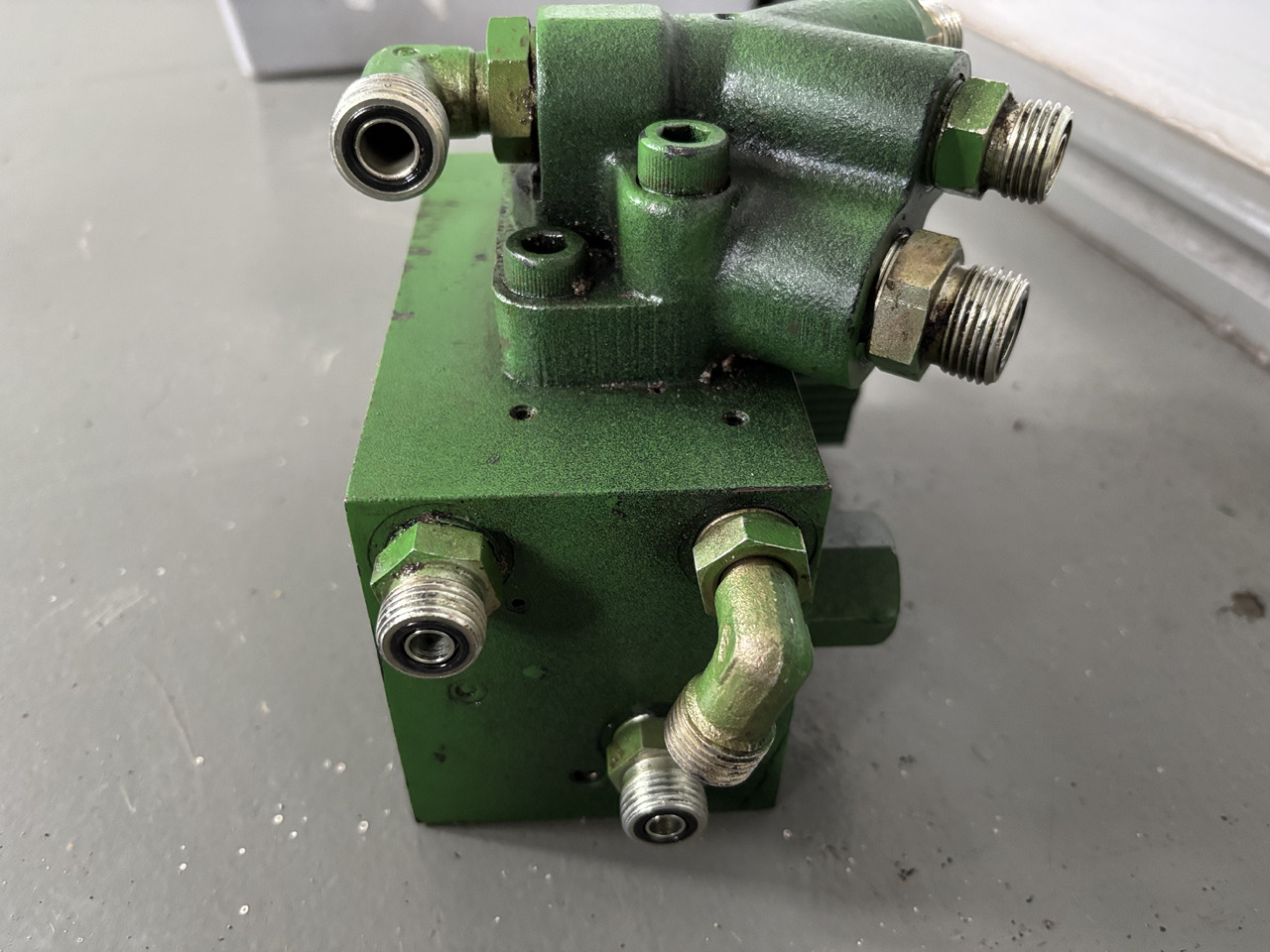 John Deere 6010 6110 6210 6310 6410 Blok Zaworowy TLS AL116954 - Valve hydraulique pour Machine agricole: photos 4 John Deere 6010 6110 6210 6310 6410 Blok Zaworowy TLS AL116954 - Valve hydraulique pour Machine agricole: photos 4