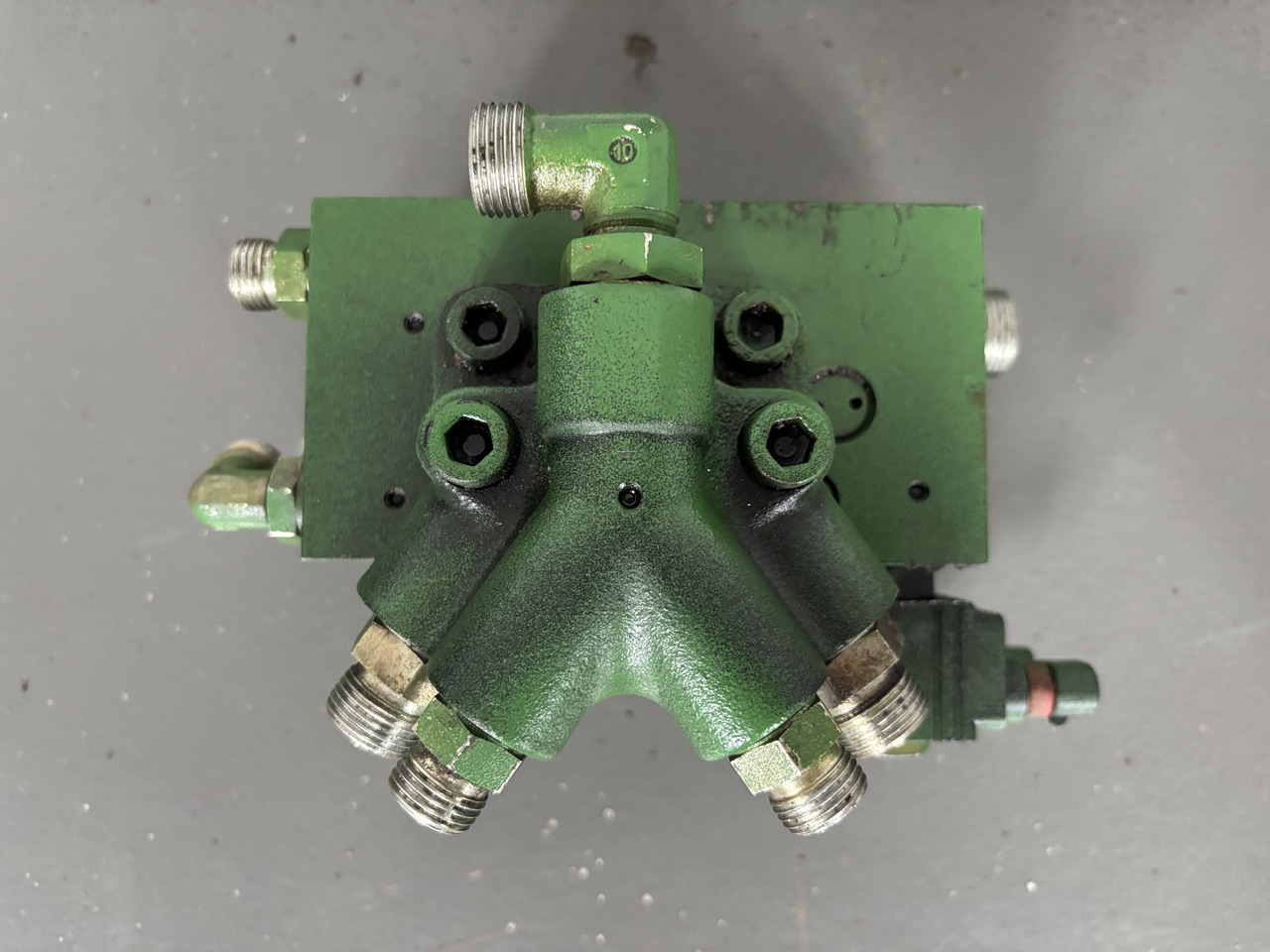 John Deere 6010 6110 6210 6310 6410 Blok Zaworowy TLS AL116954 - Valve hydraulique pour Machine agricole: photos 2 John Deere 6010 6110 6210 6310 6410 Blok Zaworowy TLS AL116954 - Valve hydraulique pour Machine agricole: photos 2