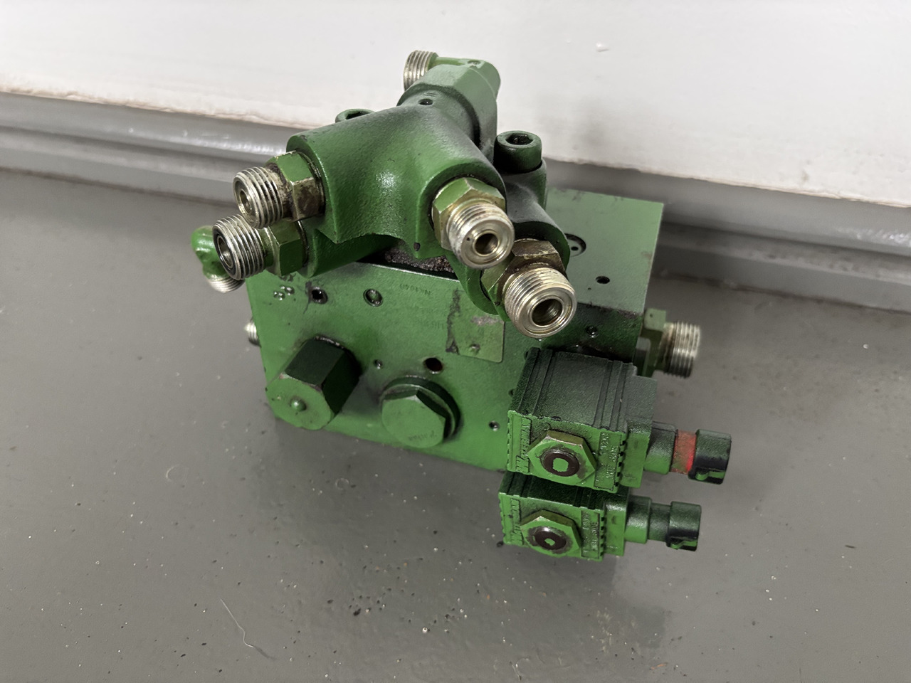 John Deere 6010 6110 6210 6310 6410 Blok Zaworowy TLS AL116954 - Valve hydraulique pour Machine agricole: photos 1 John Deere 6010 6110 6210 6310 6410 Blok Zaworowy TLS AL116954 - Valve hydraulique pour Machine agricole: photos 1